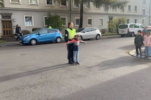 Verkehrserziehung mit einer Polizistin