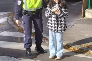 Verkehrserziehung mit einer Polizistin
